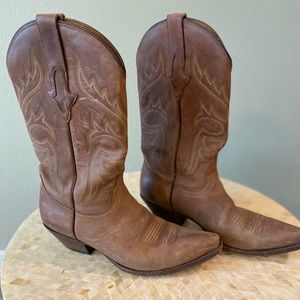 Well loved women’s leather Resistol Range cowboy boots